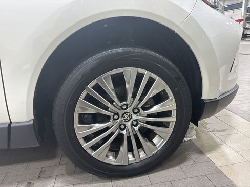 Used 2022 Toyota Venza XLE image 16