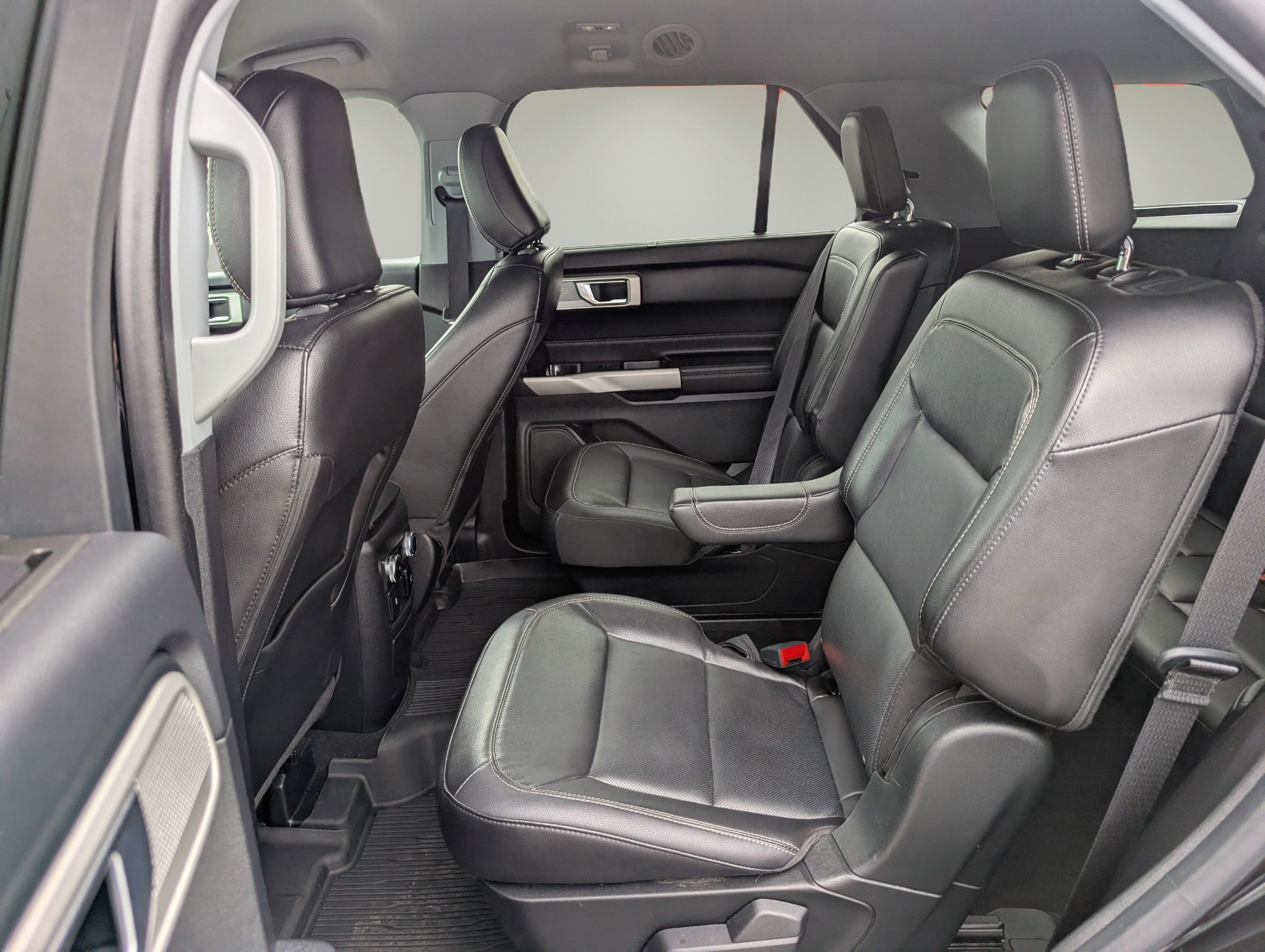 Used 2022 Ford Explorer Limited w/ Equipment Group 301A RWD image 11