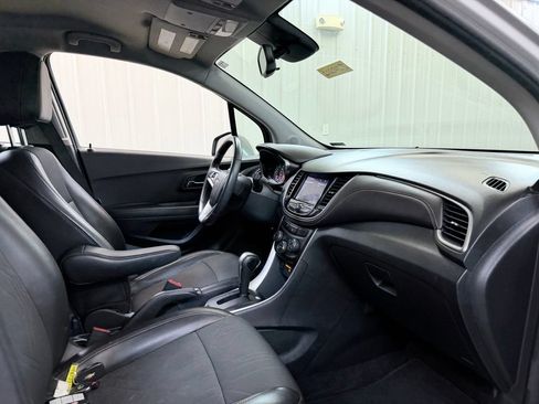 Used 2020 Chevrolet Trax LT w/ LT Convenience Package FWD image 28