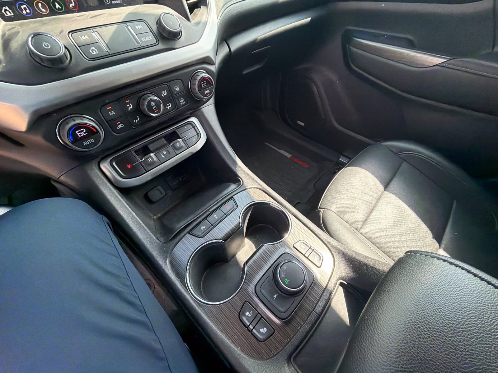 Used 2023 GMC Acadia SLT w/ Elevation Edition FWD image 10