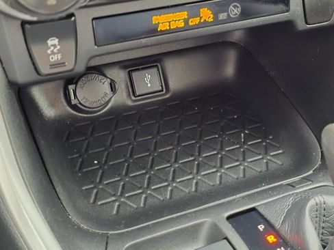 Used 2021 Toyota RAV4 LE w/ Carpet Mat Package (TMS) FWD image 33