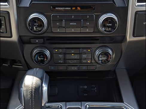 Used 2015 Ford F150 Platinum w/ Equipment Group 701A Luxury AWD/4WD image 34