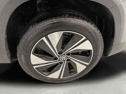 Used 2025 Volkswagen Taos SE image 10