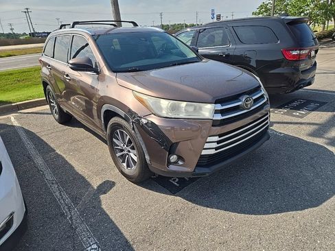Used 2018 Toyota Highlander XLE AWD/4WD image 2