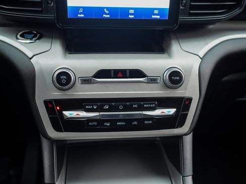 Used 2023 Ford Explorer XLT image 30