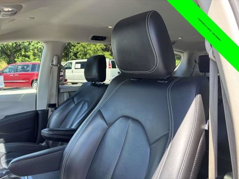 Used 2023 Chrysler Pacifica Touring-L FWD image 6