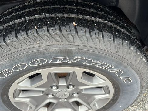 Used 2015 Jeep Wrangler Unlimited Rubicon w/ Connectivity Group image 30