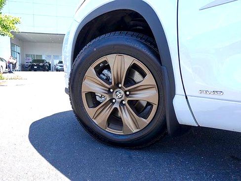 Used 2023 Toyota Highlander Bronze Edition AWD/4WD image 9