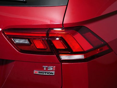 Used 2018 Volkswagen Tiguan SEL image 17