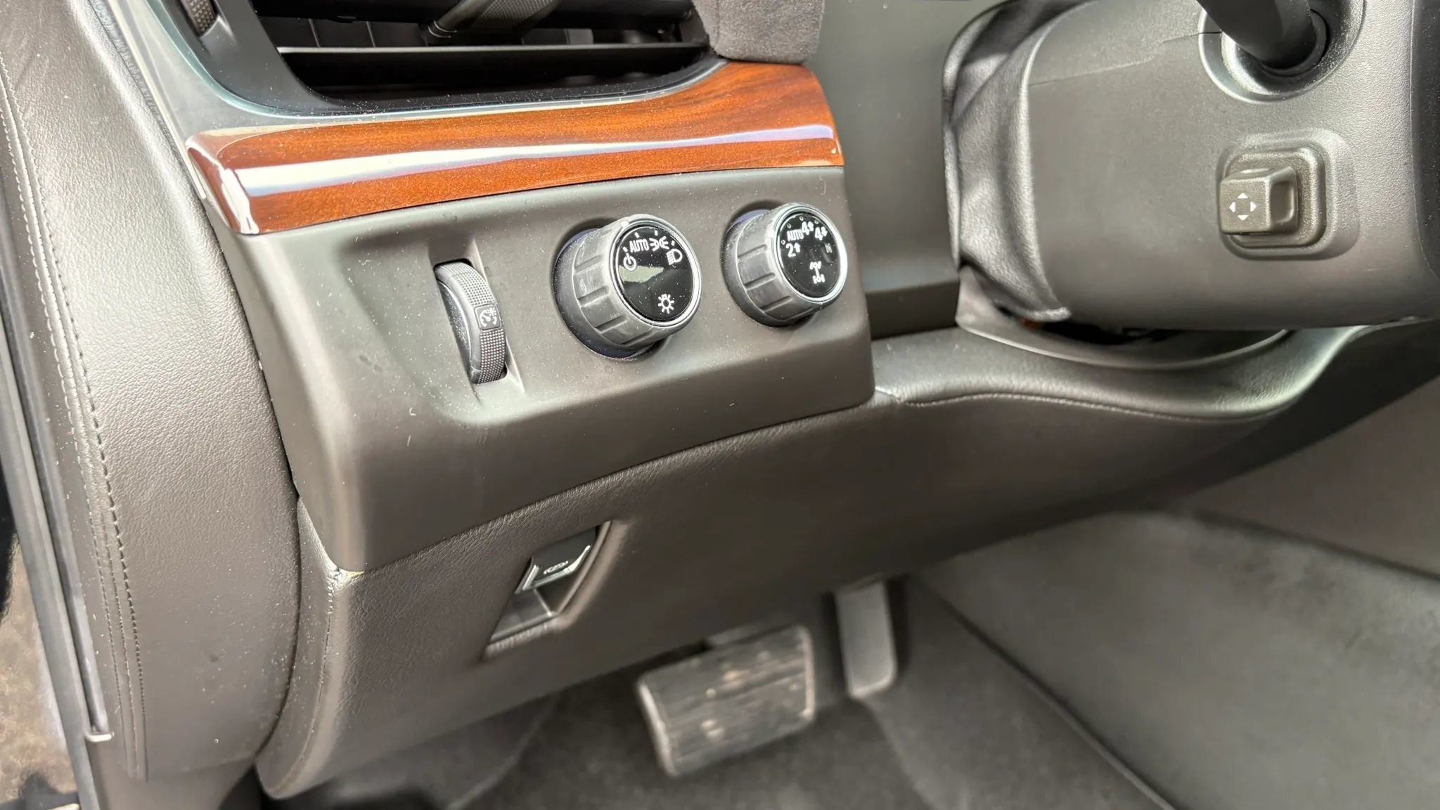 Used 2017 Cadillac Escalade ESV Premium Luxury AWD/4WD image 17