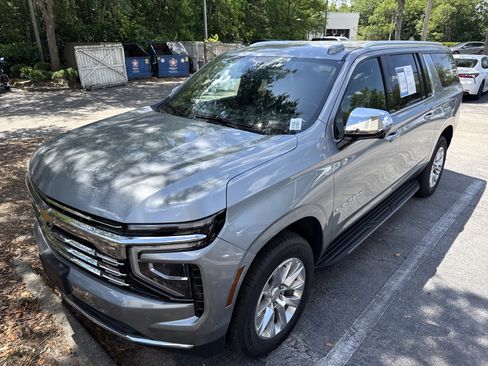 Used 2025 Chevrolet Suburban Premier RWD image 1