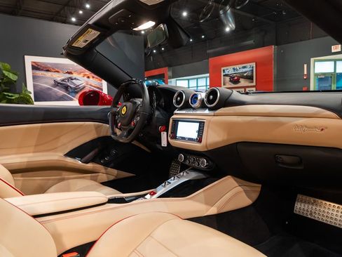 Used 2016 Ferrari California T image 12