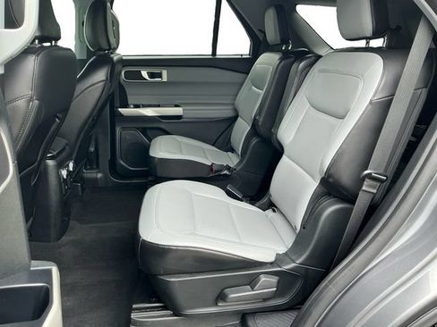 Used 2021 Ford Explorer XLT w/ Equipment Group 202A AWD/4WD image 16