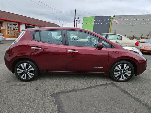 Used 2017 Nissan Leaf SV w/ Premium Package image 4