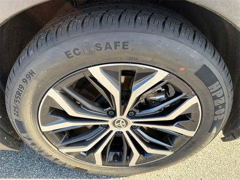 Used 2023 Toyota Crown Limited image 12