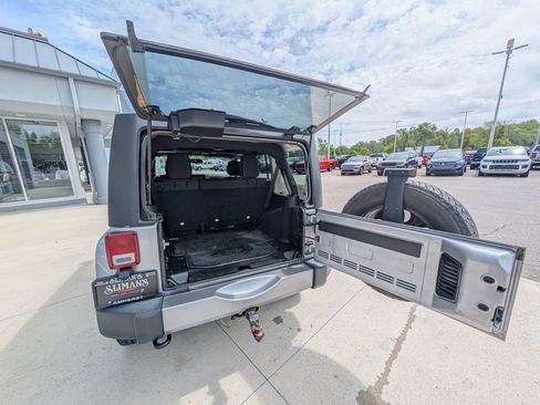 Used 2018 Jeep Wrangler Unlimited Sahara w/ Connectivity Group image 9