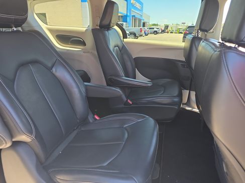 Used 2023 Chrysler Pacifica Touring-L FWD image 9