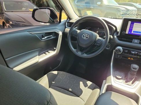 Used 2025 Toyota RAV4 XLE AWD/4WD image 22