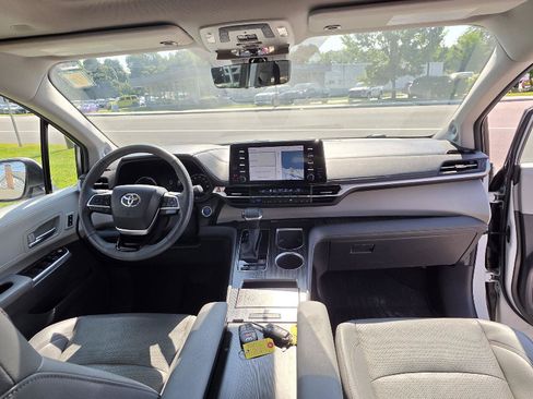 Used 2023 Toyota Sienna Limited AWD/4WD image 26