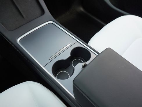 Used 2025 Tesla Model Y Long Range image 17