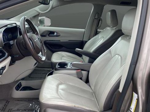 Used 2017 Chrysler Pacifica Touring-L Plus w/ Advanced Safetytec Group FWD image 9