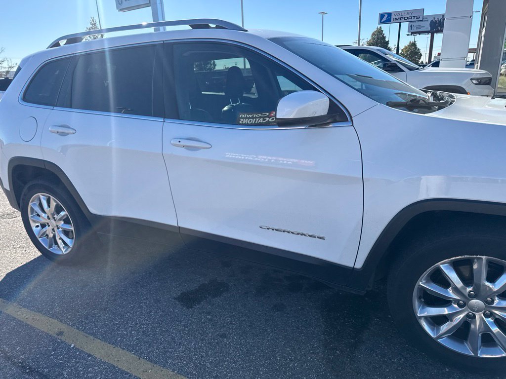 Used 2017 Jeep Cherokee Limited AWD/4WD image 2