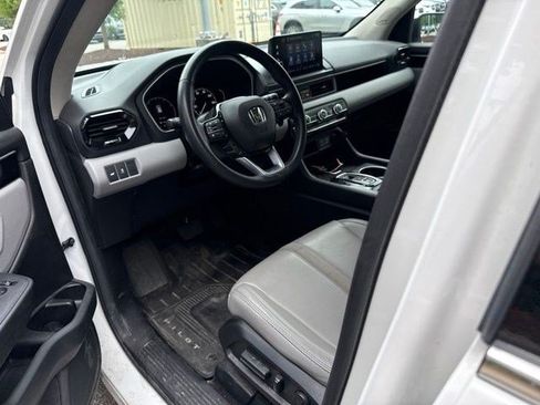 Used 2025 Honda Pilot Touring image 8