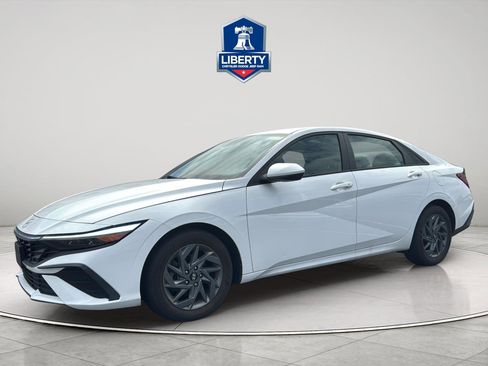Used 2024 Hyundai Elantra SEL FWD image 3
