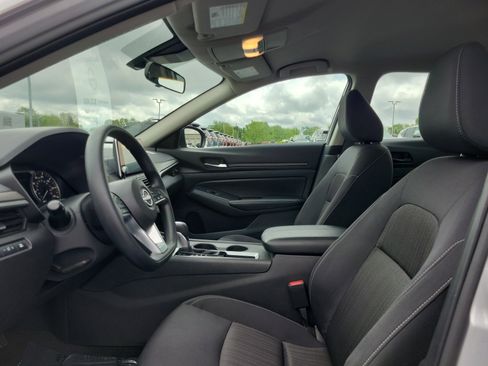 Used 2025 Nissan Altima 2.5 SV FWD image 15