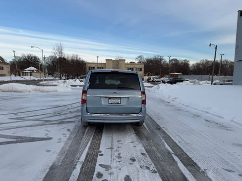 Used 2013 Chrysler Town & Country Touring image 6