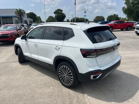Used 2025 Volkswagen Taos SE FWD image 4