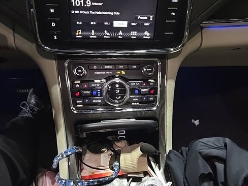 Used 2019 Lincoln Continental Select image 11