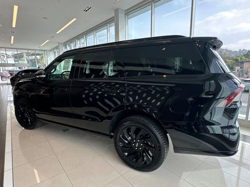 New 2026 Lincoln Navigator Reserve w/ Jet Appearance Package image 5