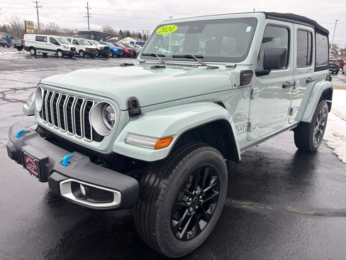 Used 2024 Jeep Wrangler Sahara image 7