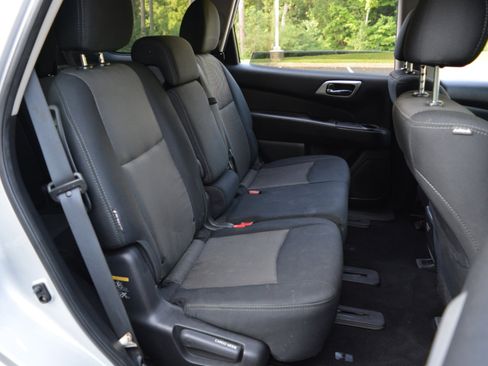 Used 2019 Nissan Pathfinder SV image 16