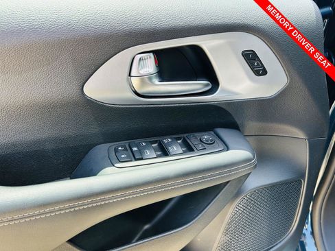 Used 2023 Chrysler Pacifica Touring-L w/ S Appearance Package FWD image 13