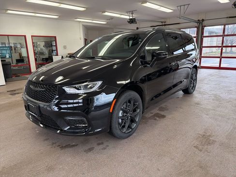 New 2026 Chrysler Pacifica Select w/ S Appearance Package image 3