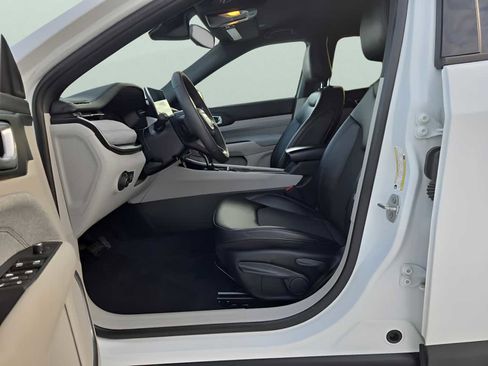 Used 2024 Jeep Compass Latitude image 11