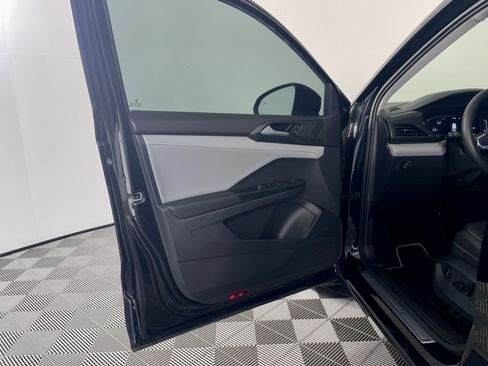 Used 2023 Volkswagen Taos SEL image 12