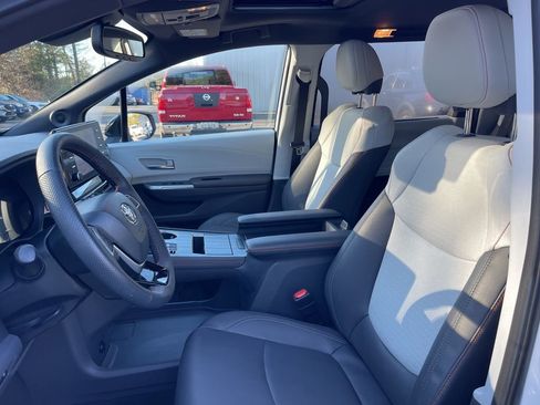 Used 2023 Toyota Sienna XSE image 18