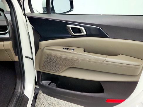 Used 2025 Kia Carnival FWD image 27