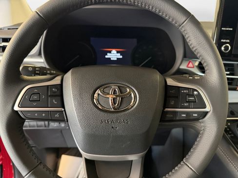 Certified 2026 Toyota Sienna XLE FWD image 10