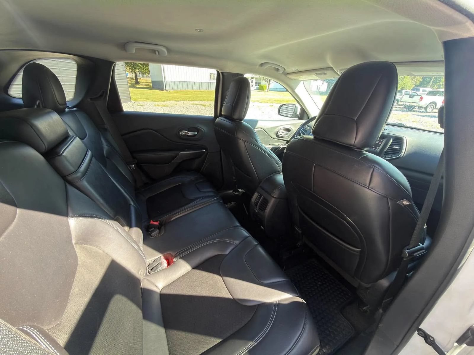 Used 2019 Jeep Cherokee Latitude Plus w/ Comfort/Convenience Group FWD image 16