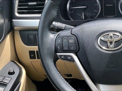 Used 2016 Toyota Highlander XLE FWD image 18