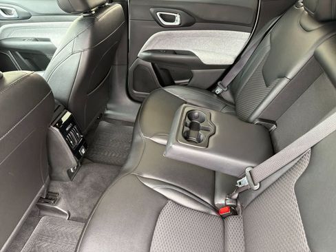 Used 2025 Jeep Compass Latitude AWD/4WD image 4