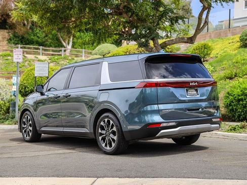 Used 2024 Kia Carnival EX FWD image 3