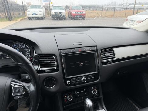 Used 2016 Volkswagen Touareg VR6 image 26
