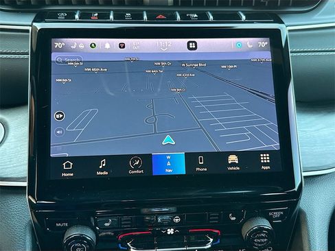 Used 2024 Jeep Grand Cherokee Limited w/ Black Appearance Package image 14