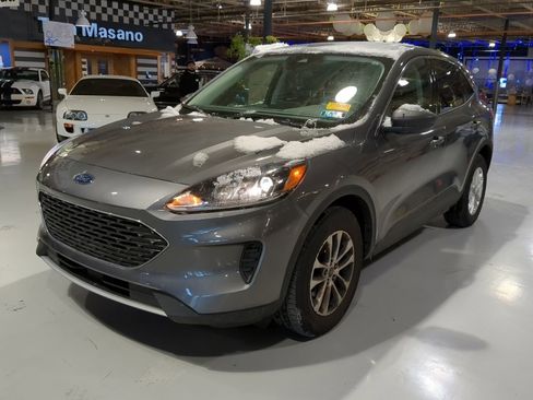 Used 2022 Ford Escape SE image 1