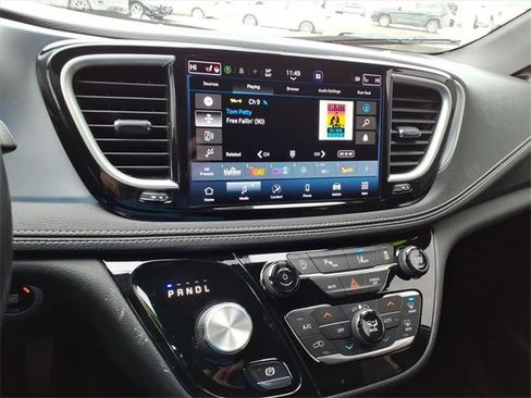 Certified 2021 Chrysler Pacifica Touring-L w/ Uconnect Theater Family Group image 25